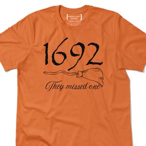 Camiseta &quot;1692 Se perdieron una&quot;, camiseta de bruja de Salem, camiseta de Halloween de bruja, regalo para amantes de Halloween, disfraz de Halloween, camiseta de temporada espeluznante