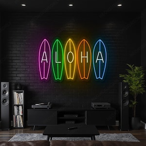 Może przedstawiać: Neonowy znak w kształcie desek surfingowych, które składają się na słowo "ALOHA" w kolorze białym. Deski surfingowe są obrysowane w żywych kolorach: fioletowym, zielonym, żółtym i niebieskim. Znak jest zamontowany na czarnej ceglanej ścianie.