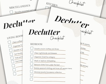 Könnte beinhalten: Mehrere Checklisten zum Entrümpeln mit Überschriften wie "Schlafzimmer" und "Küche". Das Design ist minimalistisch, mit einem beige-weißen Farbschema. Jede Checkliste enthält eine Liste von Aufgaben. Der Text "Less stuff. More space. More peace" steht unten.