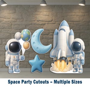 Op de afbeelding: Uitgesneden decoraties voor een themafeest over de ruimte. Inclusief twee astronauten, een raket met vlammen, een maan, een ster en ballonnen. De tekst onderaan luidt "Space Party Cutouts - Multiple Sizes."