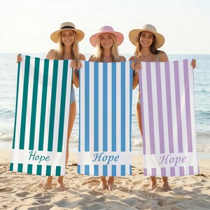 Personalisiertes lineares Muster Strandtuch, Geburtstagsfeier Strandtuch mit Name, benutzerdefinierte vertikale Streifen Handtuch für die Reise, individuelles Geburtstagsgeschenk