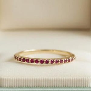 Romantisches Pink Rubin Halb Eternity Band | Bedeutungsvolles Jahrestagsgeschenk Pink Ruby Wedding Band | Minimalistischer stapelbarer Brautring