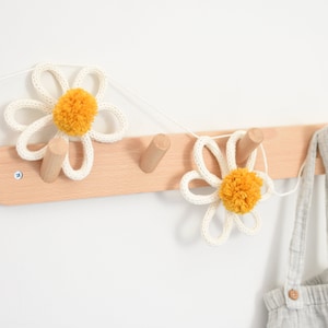 Flower Decor, Knitted Wire Wall Hanging, Nursery Bunting, Girls Room, Kids Room Decor, Spring decor, Flower Garland, Daisy Flower Garland