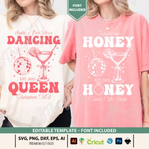 Puede incluir: Dos camisetas, una crema y otra rosa, con gráficos retro. La camiseta crema dice "Sophie's Last Disco Dancing Queen" con una bola de discoteca e ilustración de cóctel. La camiseta rosa dice "I found my Honey" con un anillo e ilustración de cóctel.