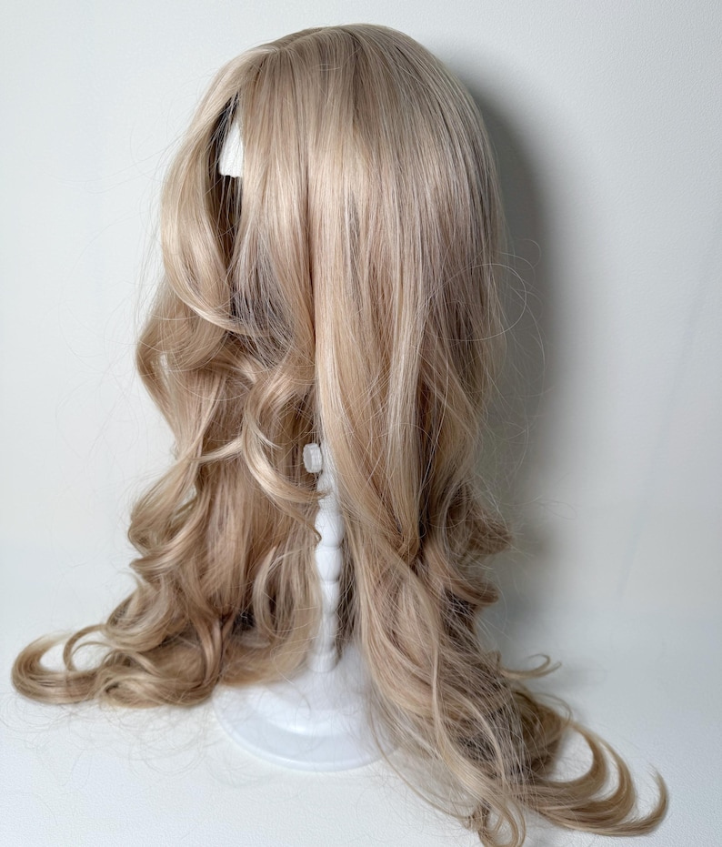 Platinablond lockig peruk 65 cm — Värmebeständig fiber|med andningsbar mössa bild 3