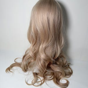 Platinablond lockig peruk 65 cm — Värmebeständig fiber|med andningsbar mössa bild 4