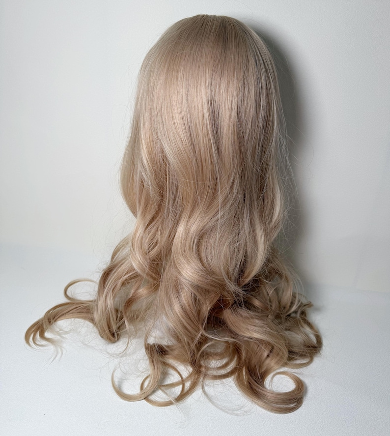 Platinablond lockig peruk 65 cm — Värmebeständig fiber|med andningsbar mössa bild 4