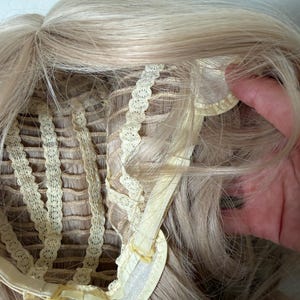 Platinablond lockig peruk 65 cm — Värmebeständig fiber|med andningsbar mössa bild 8