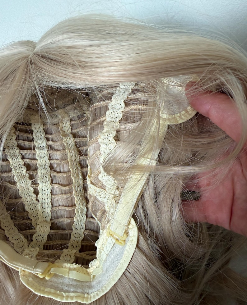 Platinablond lockig peruk 65 cm — Värmebeständig fiber|med andningsbar mössa bild 8