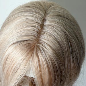 Platinablond lockig peruk 65 cm — Värmebeständig fiber|med andningsbar mössa bild 5