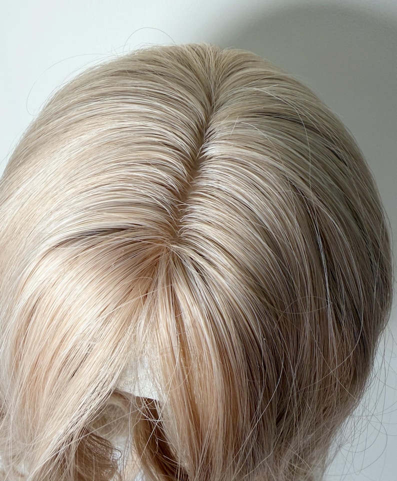 Platinablond lockig peruk 65 cm — Värmebeständig fiber|med andningsbar mössa bild 5