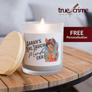Bougie True Crime personnalisée : verre dépoli, mèche de bois, noix de coco et soja