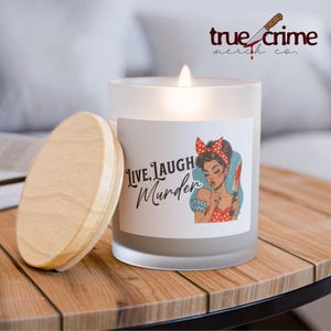 Bougie True Crime : verre dépoli, mèche de bois, cire de soja à la noix de coco