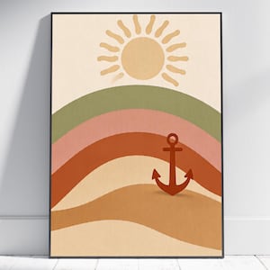 Könnte beinhalten: Ein gerahmter Kunstdruck mit einer stilisierten Landschaft mit Sonne, Wellen und einem Anker. Das Kunstwerk verwendet eine Palette aus Beige, Grün, Orange und Braun. Der Anker hat eine dunkelrotbraune Farbe. Der Druck wird vor einer weißen Wand gezeigt.