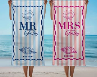 Toalha de praia listrada personalizada Sr. e Sra., toalha de lua de mel personalizada para casais, toalha com estampa de conchas, toalha de presente de casamento com sobrenome para noivos.