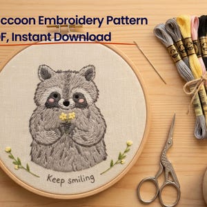 Stickmuster „Waschbär mit dem Aufdruck ‚Lächle!‘“, Stickvorlage mit positivem Spruch (PDF), handgesticktes Tiermotiv im Stickrahmen, niedliche Wanddekoration