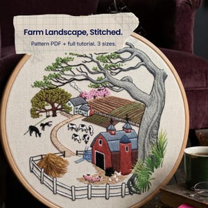 Könnte beinhalten: Ein runder hölzerner Stickrahmen mit einem Stoffeinsatz, der eine gestickte Farm-Landschaft zeigt. Das Design umfasst eine rote Scheune, ein weißes Haus, grüne Bäume, einen großen grauen Baum, einen Zaun, einen Heuhaufen und Tiere. Text: Farm Landscape, Stitched. Pattern PDF + full tutorial. 3 sizes.