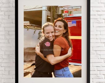 Estación 19 Maya Bishop y Carina DeLuca (Versión 1) / Impresión fotográfica, Danielle Savre, Stefania Spampinato, Colección Estación 19