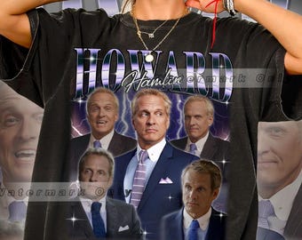 Puede incluir: Camiseta negra con un diseño gráfico que presenta a un hombre con traje y el nombre "HOWARD" en morado y blanco. El diseño incorpora múltiples imágenes del hombre, sobre un fondo de relámpagos.