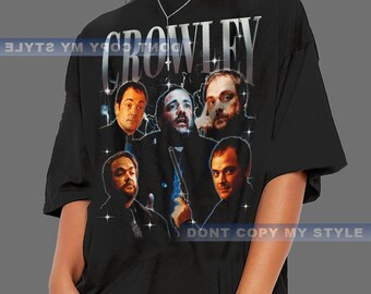 Puede incluir: Camiseta negra de gran tamaño con el nombre "CROWLEY" en letras plateadas. La camiseta muestra un collage de cinco imágenes de un hombre. Las palabras "DONT COPY MY STYLE" están impresas en la parte inferior derecha.