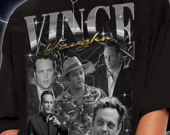 Puede incluir: Camiseta negra con un collage de imágenes de Vince Vaughn, con el nombre "Vince Vaughn" en letras plateadas y doradas. El diseño incluye varias fotos en blanco y negro del actor.