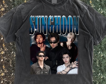 Puede incluir: Camiseta gris oscuro con un diseño gráfico de un grupo de personas y el nombre "SUNGHOON" en texto azul y blanco. La imagen tiene un aspecto vintage y desgastado. La camiseta presenta una foto de los miembros del grupo.