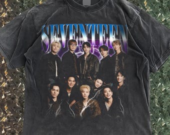 Puede incluir: Camiseta gris oscuro con un grupo de personas y la palabra "SEVENTEEN" en un diseño morado y azul. La camiseta tiene un aspecto vintage y desgastado.