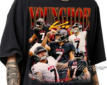 Puede incluir: Camiseta negra con un collage de un jugador de fútbol americano en acción, con el nombre "YOUNGHOE" en letras rojas y doradas. El jugador lleva un casco y una camiseta con el número 7 y "ATL".
