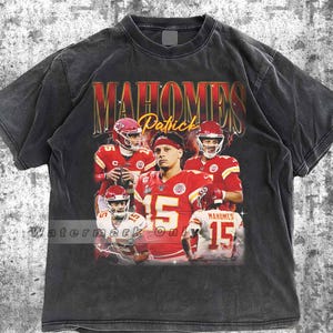 Puede incluir: Camiseta negra con un gráfico de Patrick Mahomes con uniforme de fútbol rojo y blanco. El diseño incluye el nombre "MAHOMES" en letras rojas y doradas, con "Patrick" en cursiva.