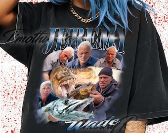 Puede incluir: Camiseta negra con un gráfico de varios hombres y peces. El texto "Timothy Jeremy" está arqueado en la parte superior, con "Wade Con" debajo. El gráfico incluye imágenes de peces con la boca abierta.