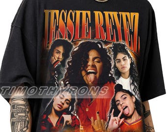 Puede incluir: Una camiseta negra con un estampado gráfico de la artista Jessie Reyez. El diseño incluye el nombre Jessie Reyez en letras grandes de color naranja y rojo en la parte superior, con cinco retratos fotográficos diferentes de la artista debajo.