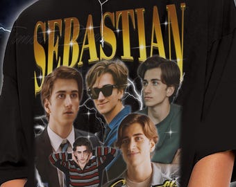 Puede incluir: Camiseta negra con un collage de imágenes de una persona, con el nombre "SEBASTIAN" en letras doradas en la parte superior. El diseño incluye gráficos de rayos y el nombre "Croff" en cursiva.