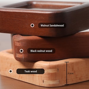 Puede incluir: Un juego de tres tazas de cerámica con un acabado mate moteado. Las tazas son de color crema, gris claro y gris oscuro. Cada taza tiene un diseño simple y minimalista.