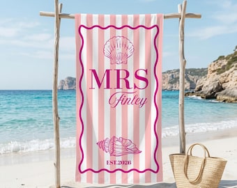 Personalisiertes Mr and Mrs Striped Strandtuch, benutzerdefiniertes Paar Flitterwochen Strandtuch, Preppy Seashell Design mit Namen, Hochzeitsgeschenk für Paar
