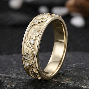 Puede incluir: Una taza de cerámica blanca con asa negra y el texto "But First, Coffee" en negro, con una fuente de estilo manuscrito. La taza está sobre una superficie blanca.