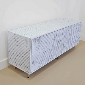 Weißes Marokkanisches Sideboard mit Geometrischem Muster – Handgefertigter Holzschrank