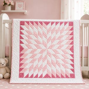 Può includere: Una trapunta rettangolare con un motivo centrale a stella composto da pezzi di tessuto a forma di rombo in tonalità bianco, rosa chiaro e rosa scuro. La trapunta presenta un bordo bianco con texture trapuntata e una finitura floreale rosa scuro.