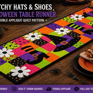 Puede incluir: Un camino de mesa rectangular de Halloween con un diseño de patchwork de cuadrados naranjas, verde lima, morados y negros. La tela muestra sombreros de bruja negros aplicados, botas de bruja a rayas y flores blancas con centros negros.