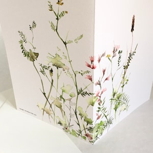 Carte de vœux vierge avec prairie de fleurs sauvages