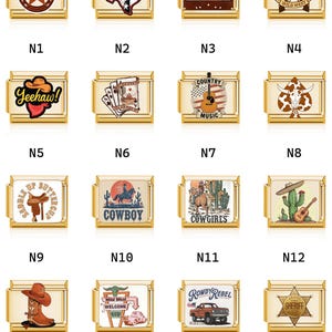 Könnte beinhalten: Eine Sammlung goldfarbener Charm-Links mit Western-Motiven. Jeder Charm zeigt ein anderes Bild, darunter ein Hufeisen, Texas, ein Kassettenband, gekreuzte Pistolen, ein Cowboyhut, Spielkarten, eine Gitarre, ein Kuhschädel, ein Sattel, ein Cowboy auf einem Pferd, ein Cowgirl auf einem Pferd, ein Kaktus mit einer Gitarre, ein Cowboy-Stiefel, ein Willkommensschild, ein Truck und ein Sheriff-Abzeichen.