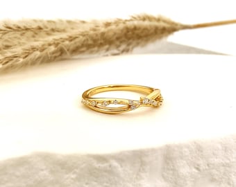 Anillo de diamantes en oro de 14 quilates, delicado anillo de diamantes, banda Mobius con vástago dividido de moissanita diminuta, joyería de boda, regalo de San Valentín