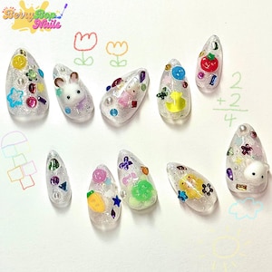 キュートなウサギ、イチゴのプレスオンネイル｜ハンドメイド3Dカワイイネイルアート｜バレンタインやコスプレ好きにぴったりの愛らしいピンクのアーモンドネイル、ウサギネイル