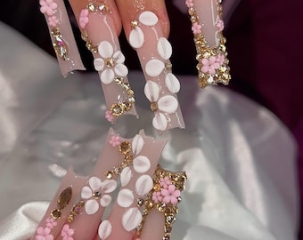 Lyxiga 3D-blommiga press-on-naglar | Lång kista med vit blomma och guldfärgad strass | Elegant brud- och bröllopsnagelkonst | Stickad texturerad nagel