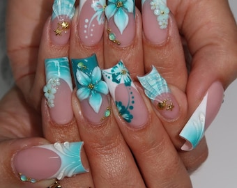 Könnte beinhalten: Eine Hand präsentiert lange, quadratische Kunstnägel. Die Nägel sind mit 3D-Blumen, Wirbeln und French Tips in Türkis, Weiß und Rosa verziert. Goldene Seestern- und Muschelringe schmücken die Finger und ergänzen das Design.