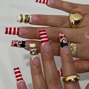 3D-gouden ringbedel druk op de nagels | Rode nagels | Strepen Sassy Girl Art lange vierkante nepnagels | Gedurfde herbruikbare nailart met Franse tip