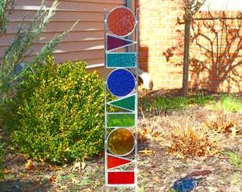 Estaca de arte de jardín de vidrio geométrico. Colores del arcoiris. Decoración alta del patio de esculturas de vidrieras. Idea única de regalo de jardinería.