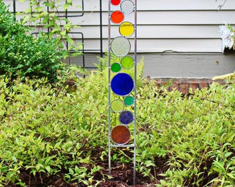 Poteau d'art de jardin rond en verre. 9 couleurs arc-en-ciel. Décoration de jardin colorée. Fabriqué artisanalement.