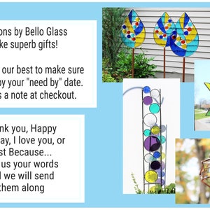 Peut inclure: Assortiment de cr&eacute;ations en verre color&eacute;, y compris une &eacute;toile, un cube et une pi&egrave;ce verticale haute avec des cercles. Le texte "Creations by Bello Glass make superb gifts!" est visible sur l'image.