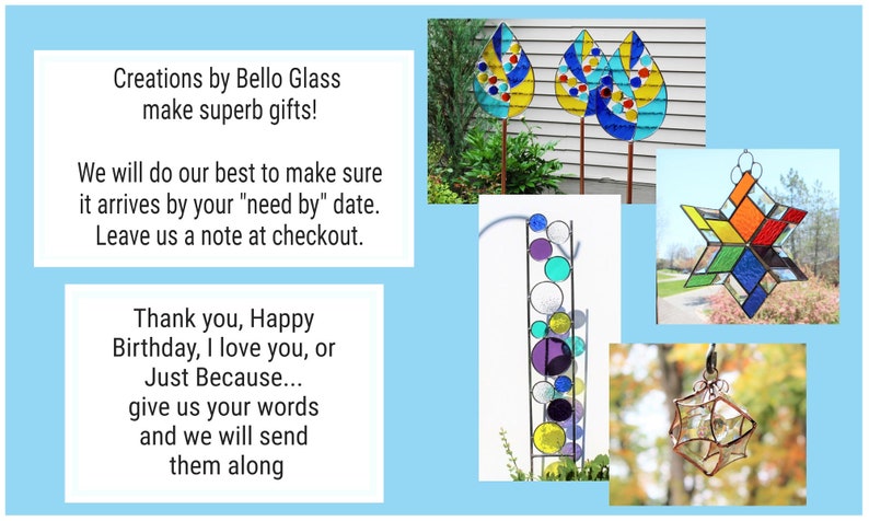 Peut inclure: Assortiment de cr&eacute;ations en verre color&eacute;, y compris une &eacute;toile, un cube et une pi&egrave;ce verticale haute avec des cercles. Le texte "Creations by Bello Glass make superb gifts!" est visible sur l'image.