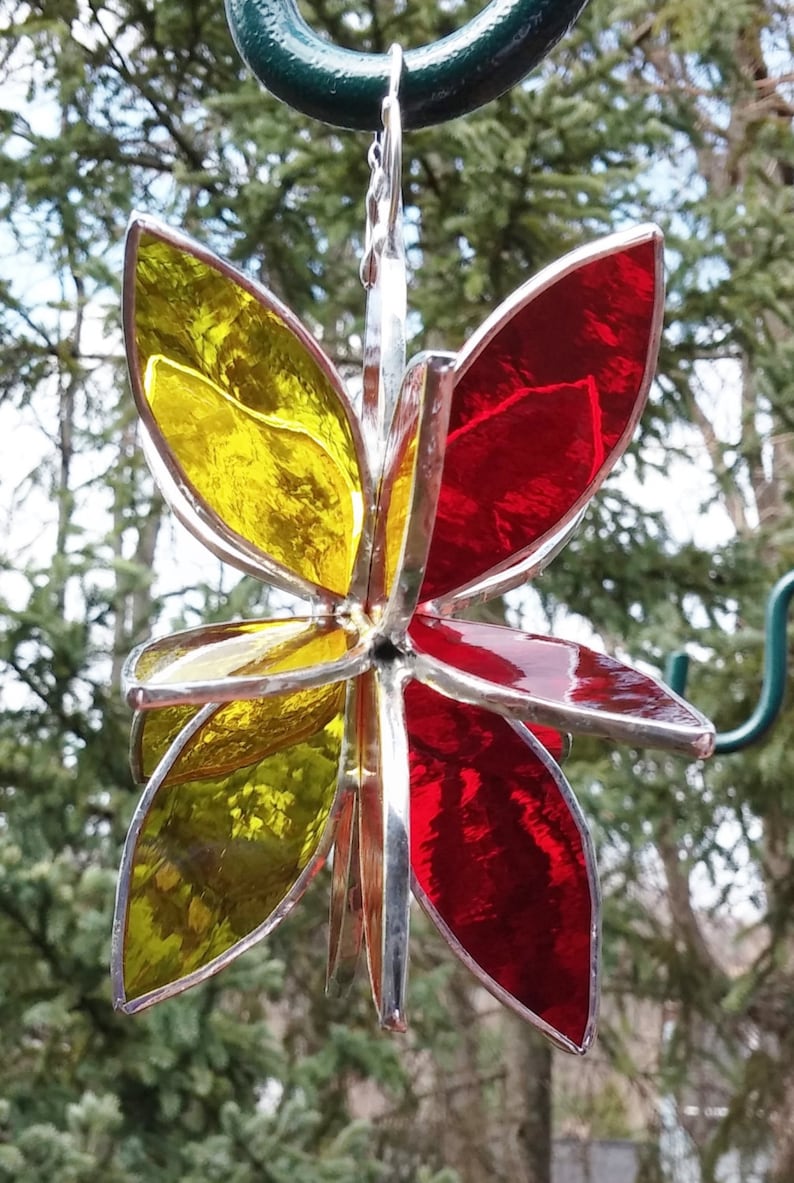 Stained glass hanging flower suncatcher. Orange Red Yellow. Garden art and home decor. 2 sizes. Indoor or outdoor decoration. immagine 4